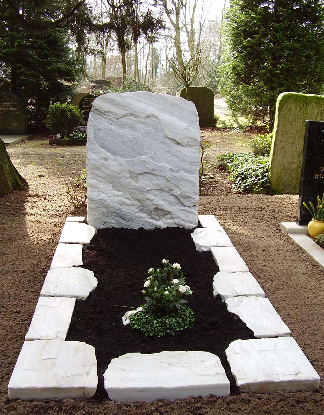 Ruwe steen grafmonument Bianco Cristal (RS026)