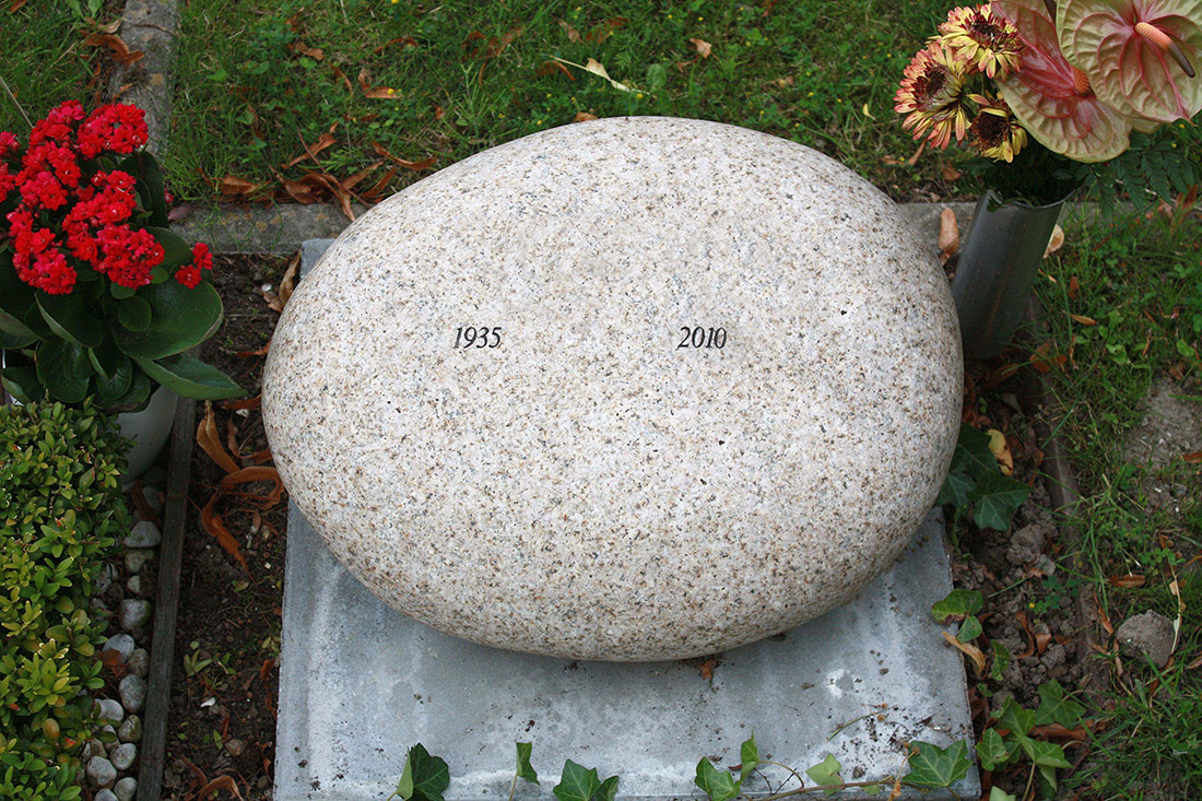 Urnen grafmonument gladde graniet kei (UG012)