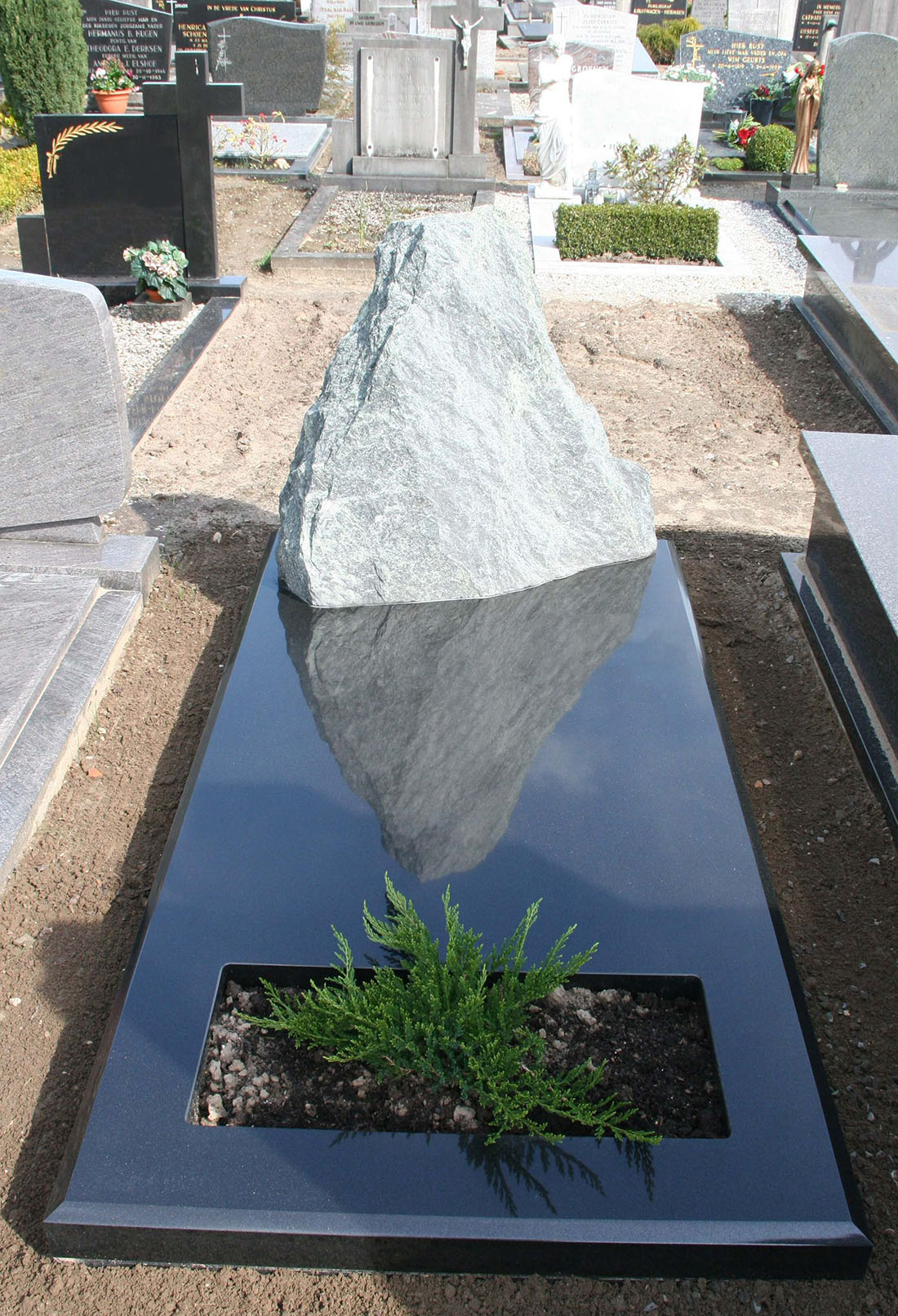 EM 049 enkel grafmonument Zwart graniet met kei grafsteen Hilversum