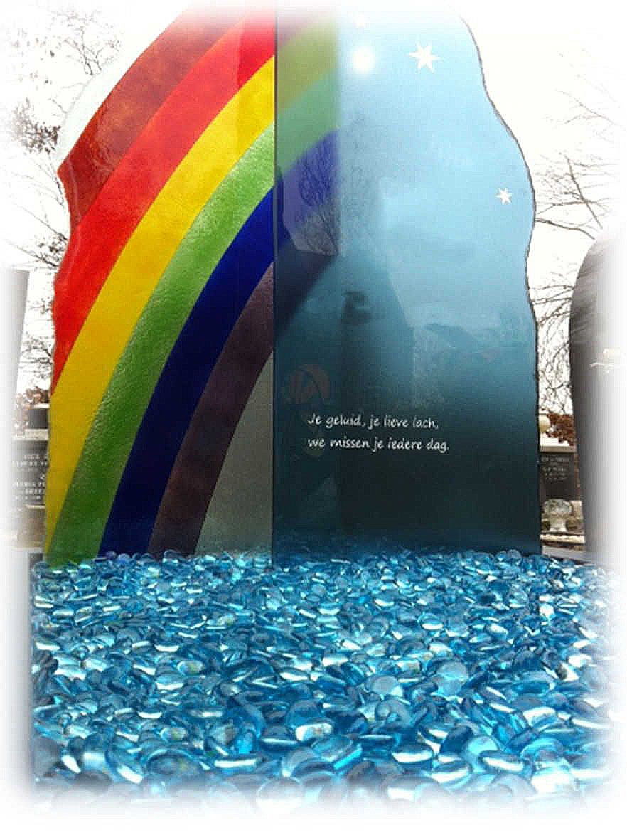 GR 012 grafmonument glas rvs regenboog van glas met blauwe knikkers
