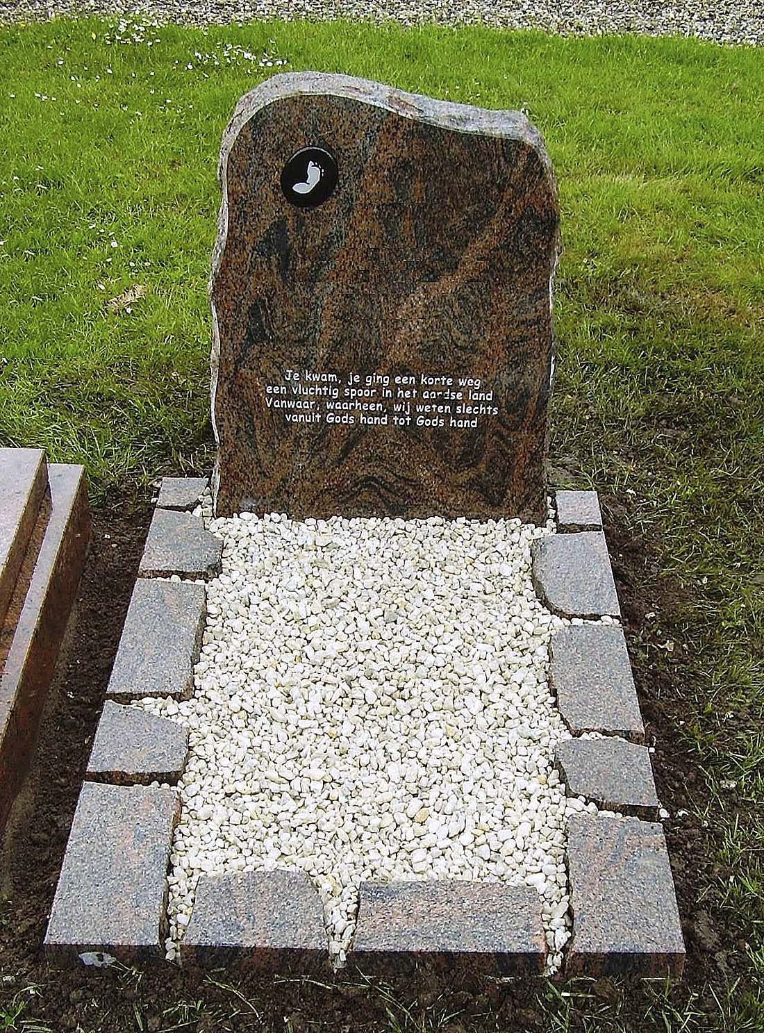 Kindergrafmonument Halmstadt graniet (KM003)