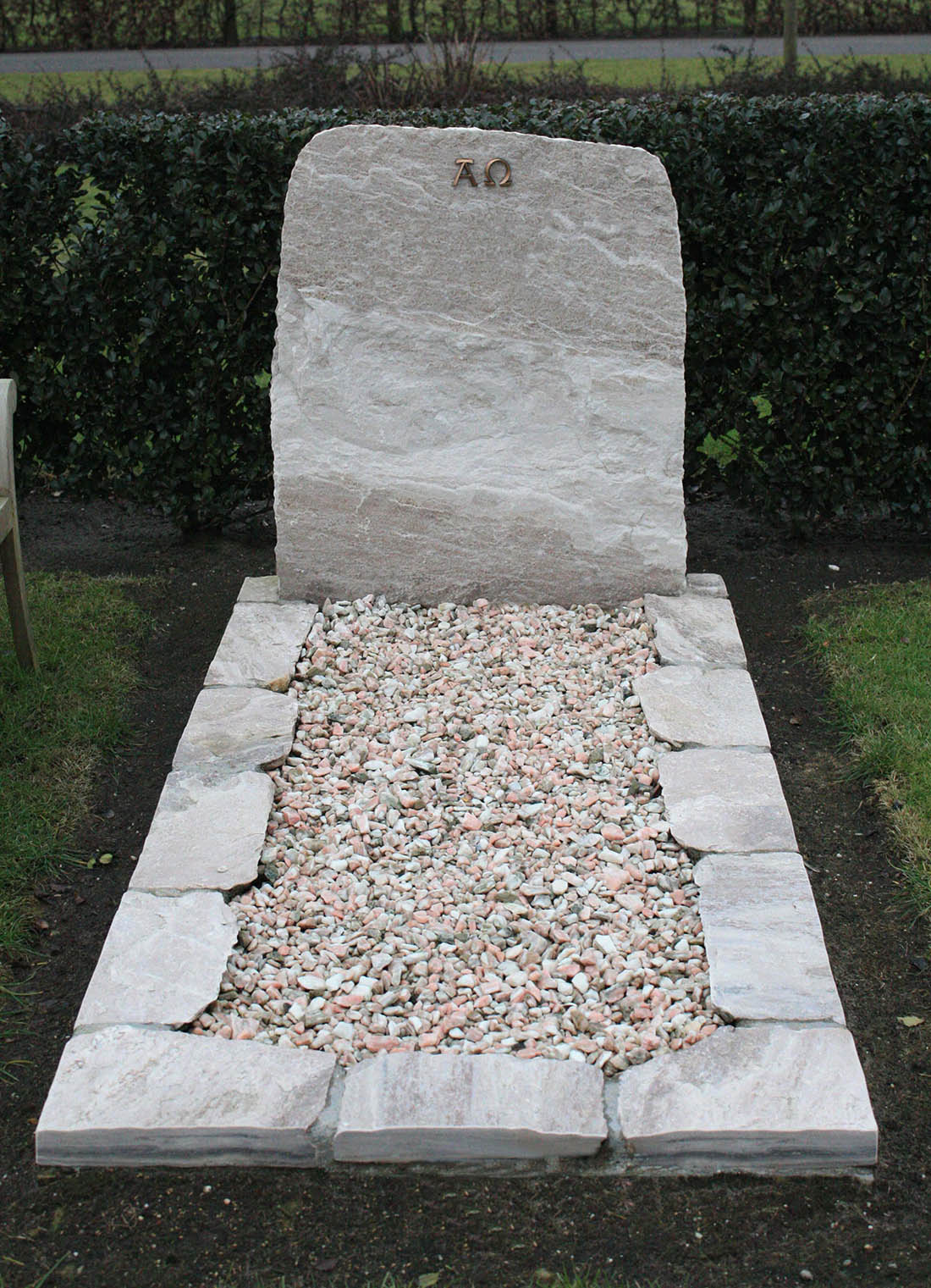 RS 007 Grafmonument Palisander staande steen met rand van flagstones