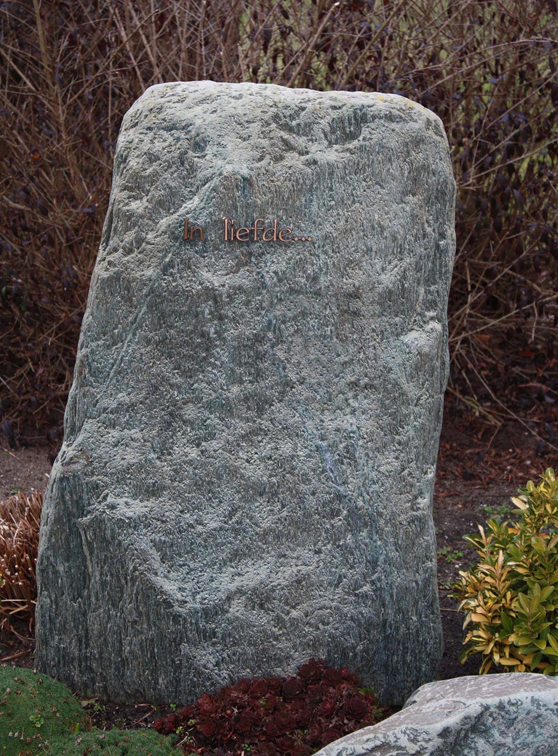 Ruwe steen grafmonument Serpentino (RS010)