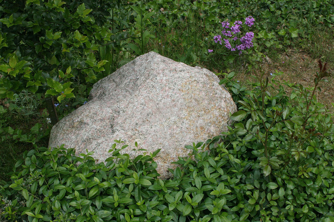Ruwe steen grafmonument zwerfkei Deens graniet (RS013)
