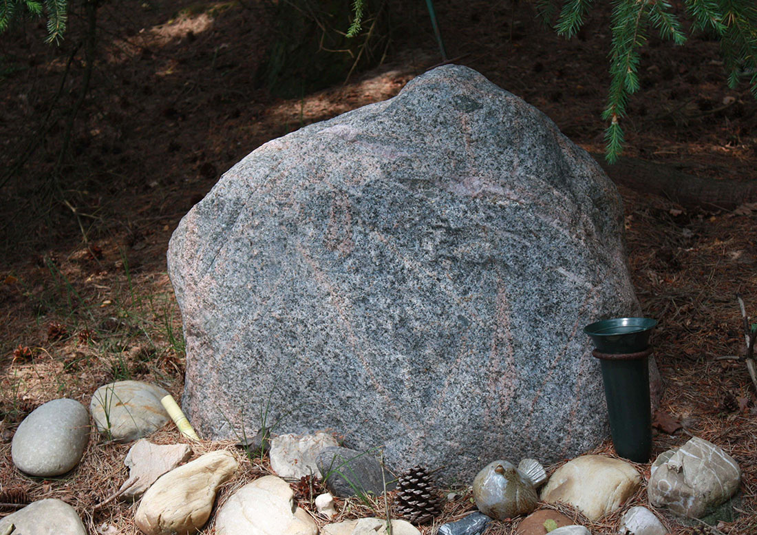 Ruwe steen grafmonument zwerfkei (RS014)
