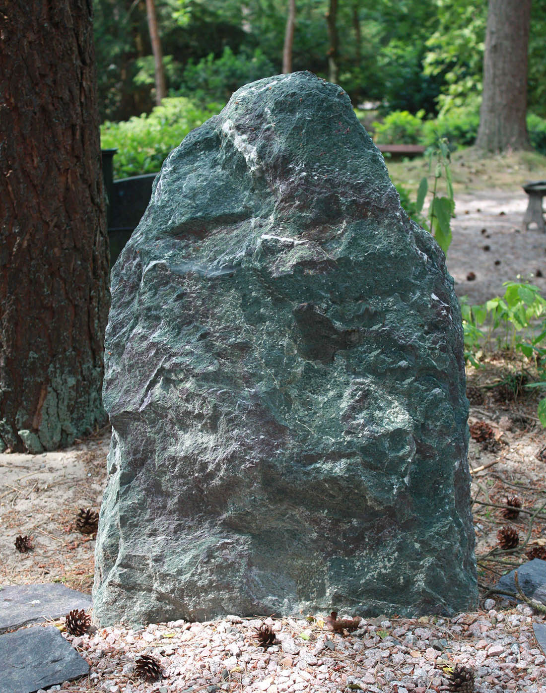 Ruwe steen grafmonument Verde Alverso kwartsiet (RS019)