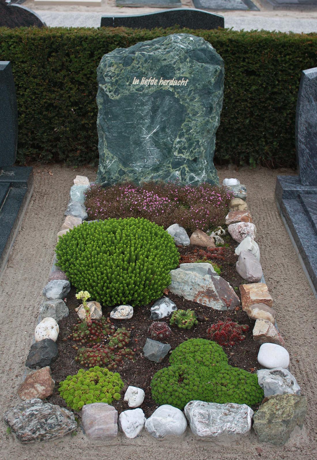 Ruwe steen grafmonument Sasso Verde kwartsiet (RS029)