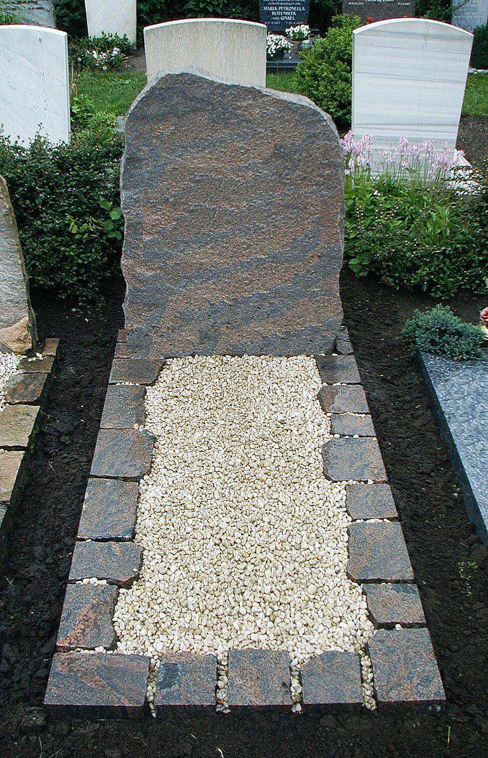 RS 030 Grafmonument Halmstadt granieten staande steen met blokken rand