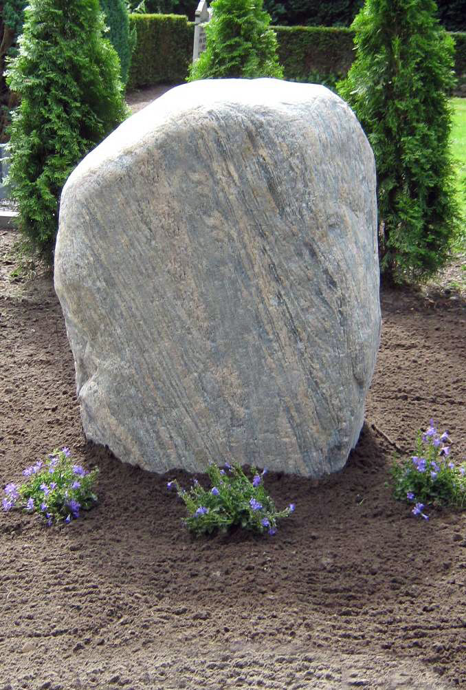 Ruwe steen grafmonument Halmstadt graniet (RS034)