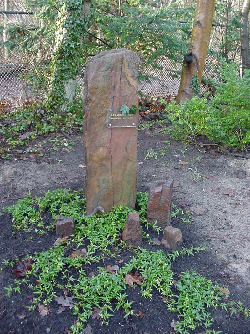 Ruwe steen grafmonument (RS040)