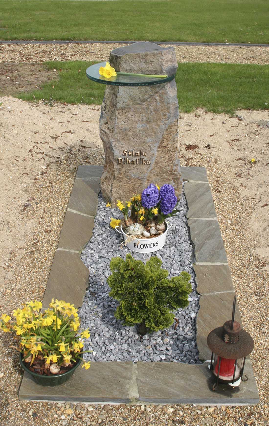 Ruwe steen Grafmonument AN (RS042)