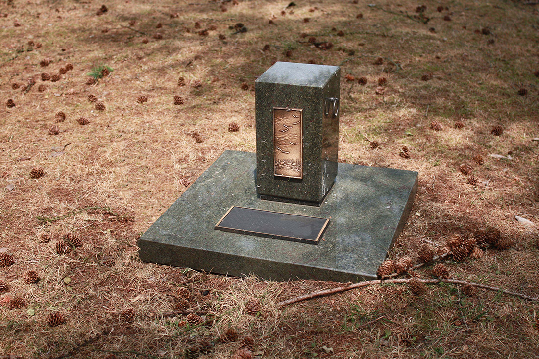 Urnen grafmonument met urn boven (UG006)
